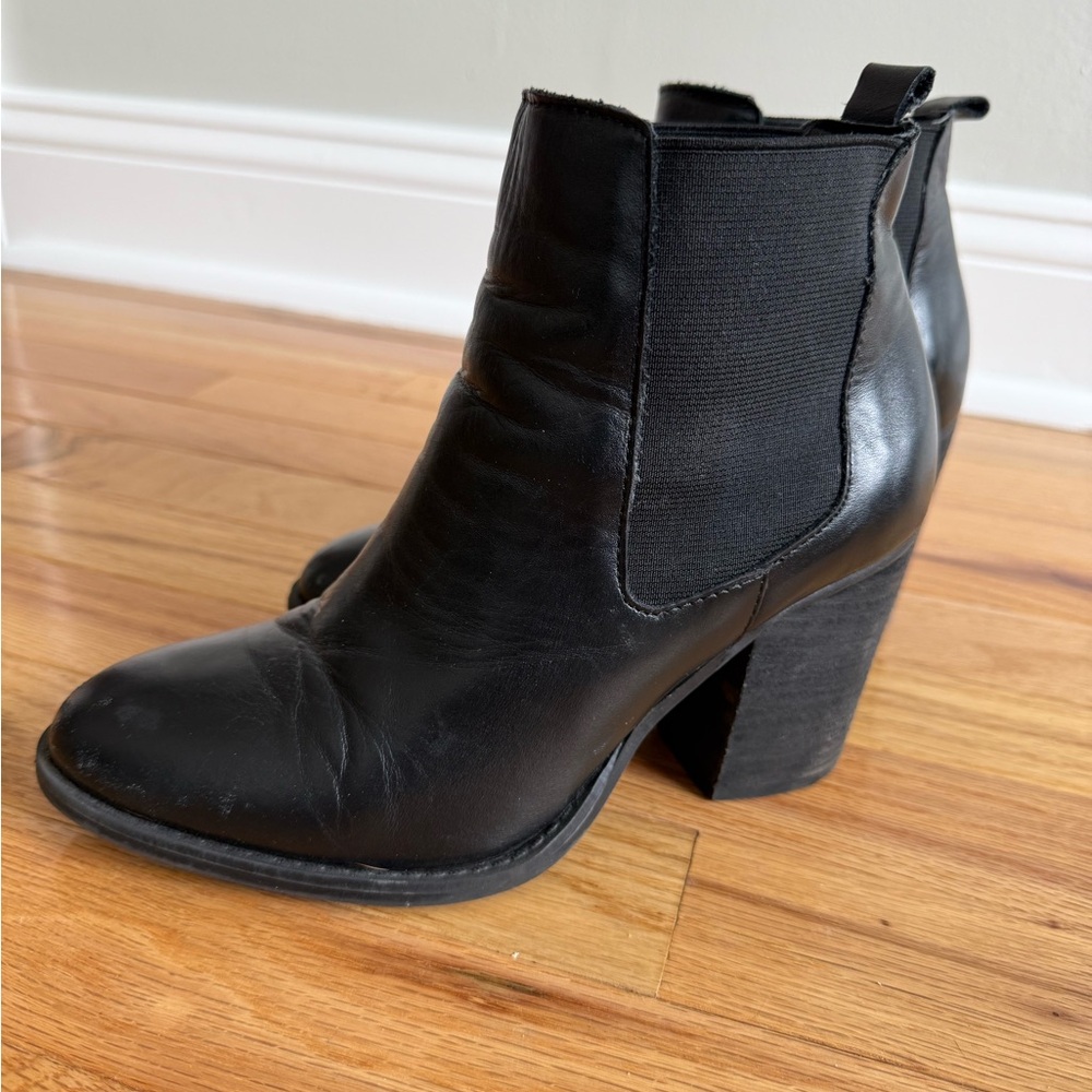 Classic Steve Madden Booties - Picture 2 of 4